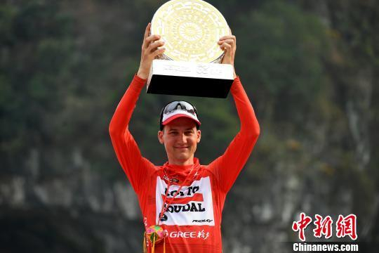 图为比利时乐透车队的韦伦斯问鼎首届“世巡赛？环广西”总冠军。　　俞靖 摄