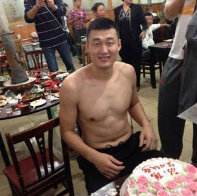 胸肌还是缺练啊！毕竟内线卡位啥的，都需要用到胸肌，在国内可以靠体重碾压对手，但不好好健身，就一直是替补额！