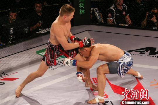 吴昊天勇猛突进向对手发难。　邓奇峰 摄