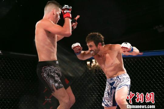 哈德曼与罗伯·希尔激烈博弈。　邓奇峰 摄