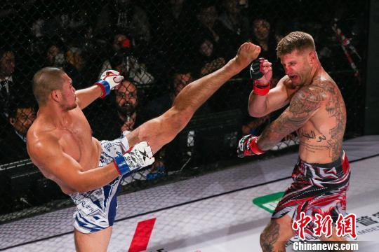 小将王绍威场面压制“斗牛犬”达文波特。　邓奇峰 摄