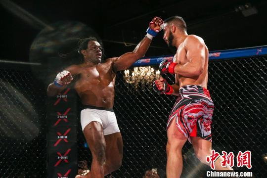 阿布达拉赫场面压制，索库迪欧后退途中发起反击。　邓奇峰 摄