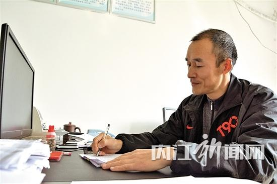 工作中的肖昌怀