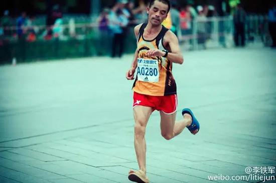 这位“拖鞋哥”来自山东聊城，真名晁国瑞。他穿着10元一双的拖鞋在北马又一次跑进了3小时。极简主义，不易受伤