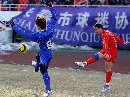 从图片可看到，长春亚泰（红）穿的是防滑碎钉鞋