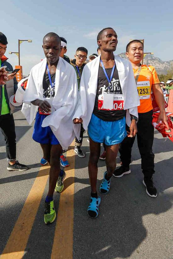 脚踏凉鞋，足下生风。