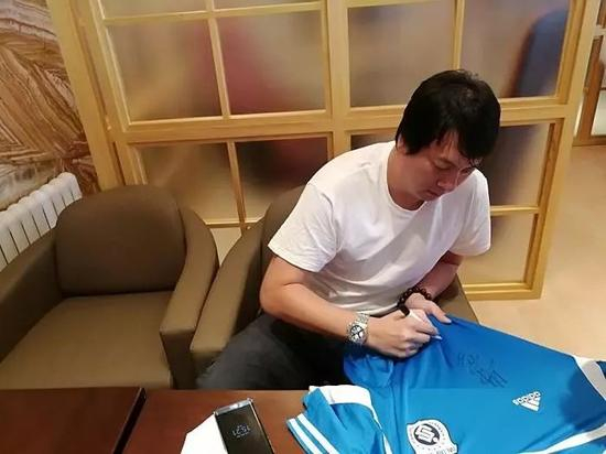 安琦在一件大连实德球衣上签名