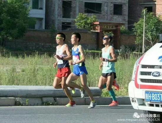 其中的洛南和银川两场，他还是背靠背跑的：