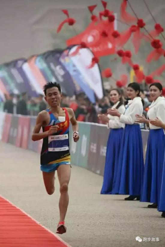 “这是因为平地上跑舒服一点，红地毯起伏比较大，脚底不舒服。”他解释说。