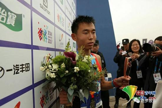 他基本没退过赛，一般都会坚持完成，除非碰上严重情况；“退赛对一个人影响挺大的”。