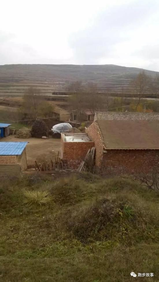 上初中时，“还不懂啥叫跑步”、十四五岁的邱旺东偶然参加校运会，居然包揽1500米和3000米两项冠军。