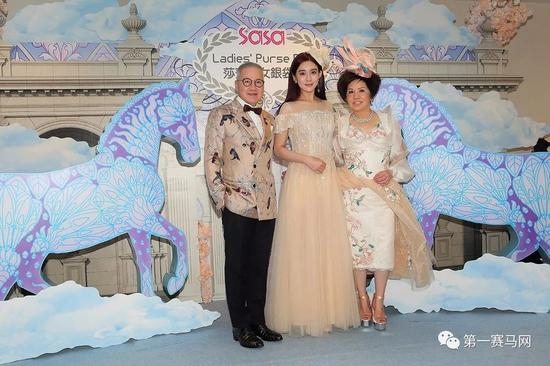 “莎莎妇女银袋日”形象大使孟子义与莎莎国际控股有限公司主席及行政总裁郭少明博士、副主席郭罗桂珍博士合照，图香港马会