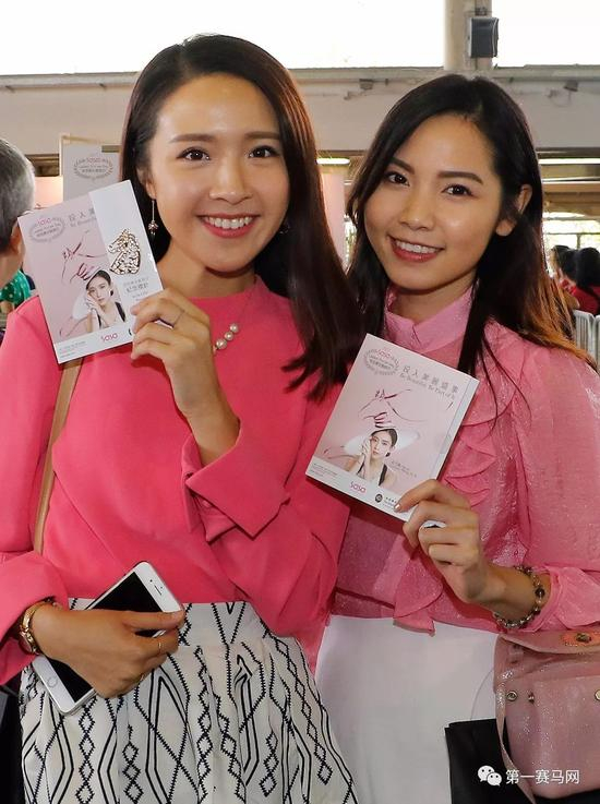 入场人士获限量版纪念襟针乙个，图香港马会