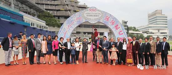 莎莎妇女银袋胜出头马“创世纪”的马主萧剑莹及亲友在凯旋门祝捷，图来自香港马会