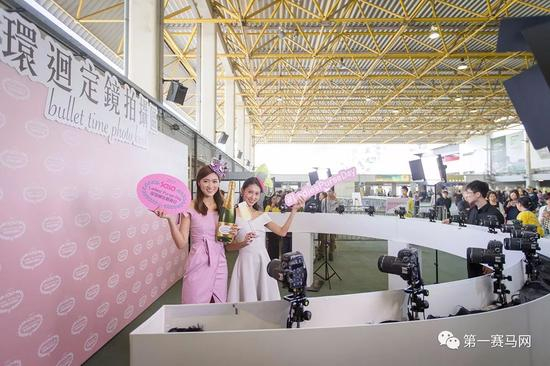 入场人士均悉心打扮留下倩影，利用场内的180度环回定镜拍摄机，以多镜头同时拍摄，全方位捕捉最美一刻，有机会赢取最佳服饰及最佳帽饰大奖，图香港马会