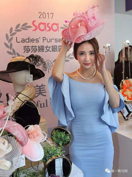 场内特设帽饰专卖店，让顾客选购迷人帽饰，图香港马会
