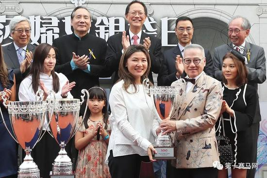 　　莎莎国际控股有限公司主席及行政总裁郭少明博士、副主席郭罗桂珍博士，在莎莎妇女银袋颁奖仪式上分别致送纪念杯予得胜马匹“创世纪”的马主萧剑莹及练马师苗礼德，图来自香港马会