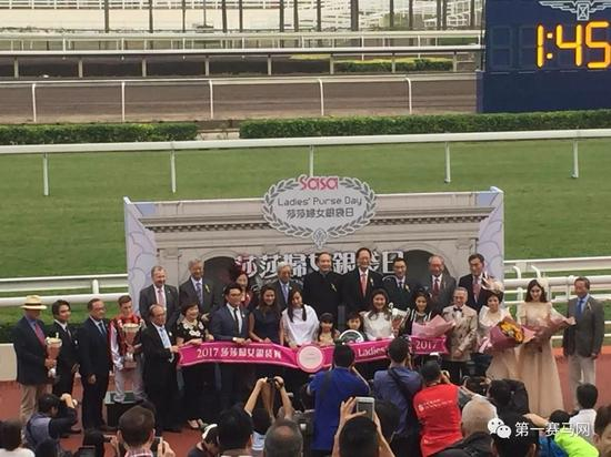 14号马“创世纪”夺莎莎妇女银袋让磅赛冠军，颁奖现场