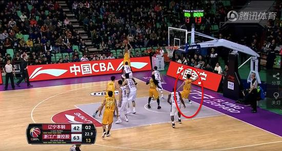 博洛西斯投篮的时候，刘铮依然是空位