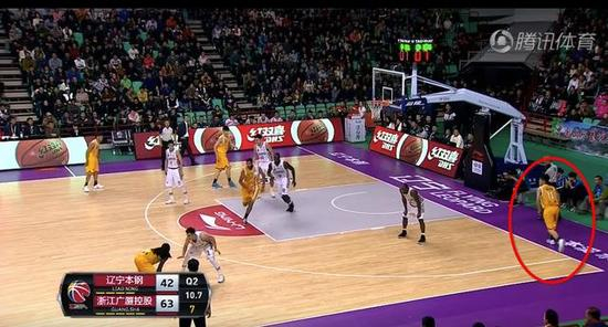 第二个回合，还是同样的战术，刘铮跑底线