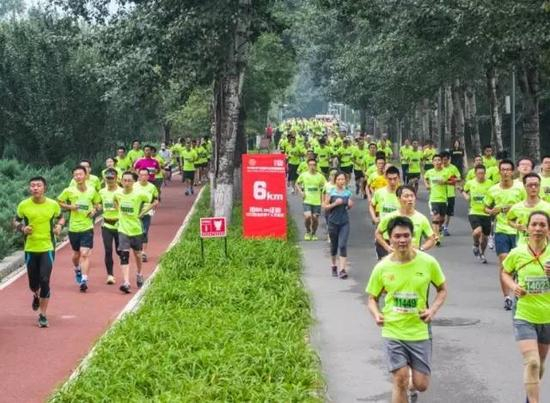 单从空气质量上来说，北京的入围存在一些争议。但对于跑者来说，空气条件的好坏是一方面，跑步的氛围也尤为重要。