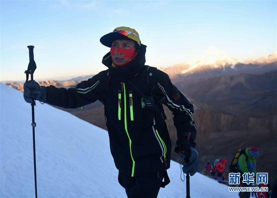 ↑11月7日，西藏自治区登山队副队长阿旺扎西在登山途中。新华社记者晋美多吉摄