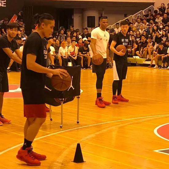 妞在油管上看到陈盈骏比赛视频底下两岸球迷的评论