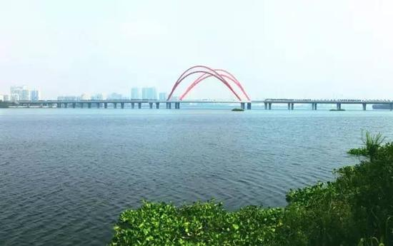 [路线]园内有数条宽广平整的跑道，环公园跑道大圈为12.5公里，小圈有8 公里和5公里