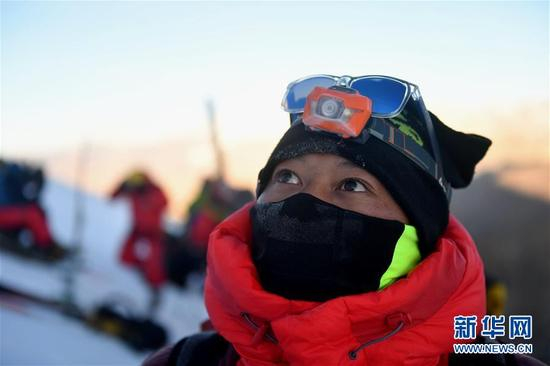 ↑11月7日，西藏登山队的教练次仁片多在登山途中。新华社记者晋美多吉摄