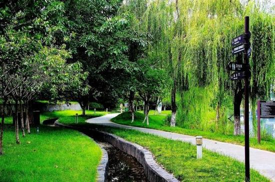 [路线]围着湖一圈大概1.6--1.8千米，慢跑两圈之后再静静地走一段就很合适