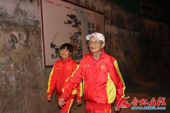 晚上6时左右是二老的散步时间，散完步，一天的运动生活也就结束了