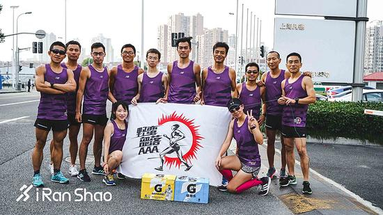 上马即将鸣枪开跑，野蛮部落和你一起上马上全马。