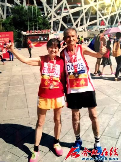 胡应福、王章敏在今年的北京马拉松上（翻拍资料图）