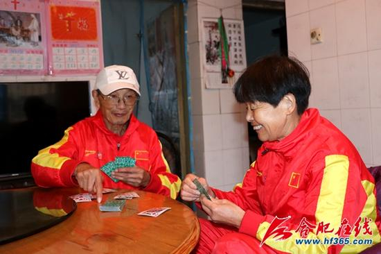 日常闲暇时，两人以在家打扑克为乐