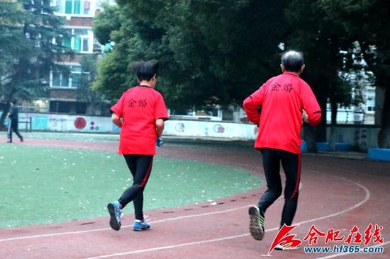 同时，二老还透露，每天他们于凌晨5时多起床，晚上9时多睡觉。跑步，和吃饭、喝水、睡觉一样，是他们的生活必备元素。