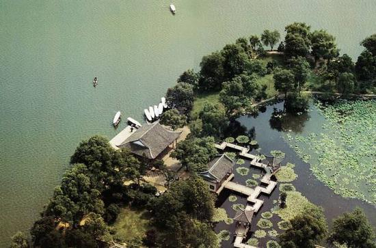 [路线]湖沿线是跑步族出现频率最高的线路，苏堤，白堤，湖滨、南山路，可以分段，也可以环湖