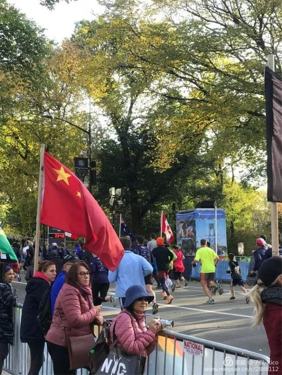 考虑到喉咙不舒服，周六早上气温低，就在酒店健身房做了热身拉伸，才按事前约好的去中央公园终点汇合。