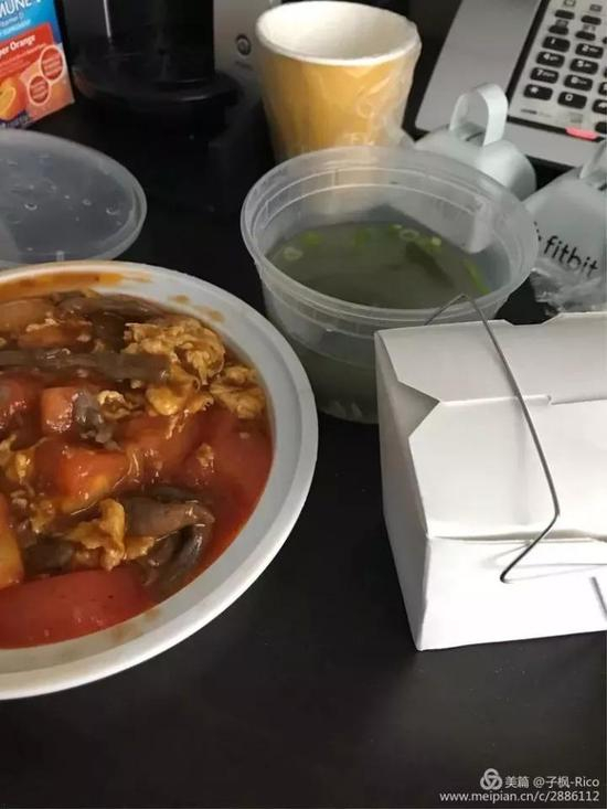 星期六的早餐是面包加bagel、纯碳水，忍着喉咙不舒服，硬是喝下gatorade。