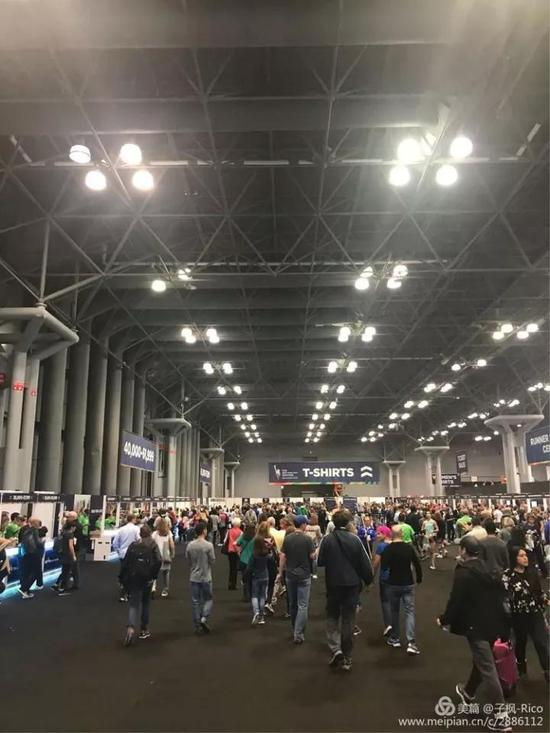 有条不紊地用护照和确认卡领到BiB号码，随人流进去领了官方长袖T恤。