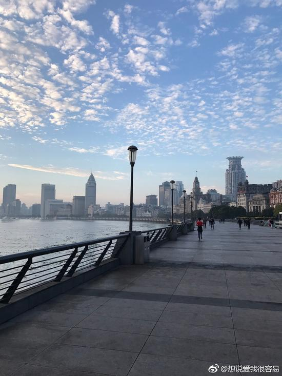 宽阔的外滩景观大道