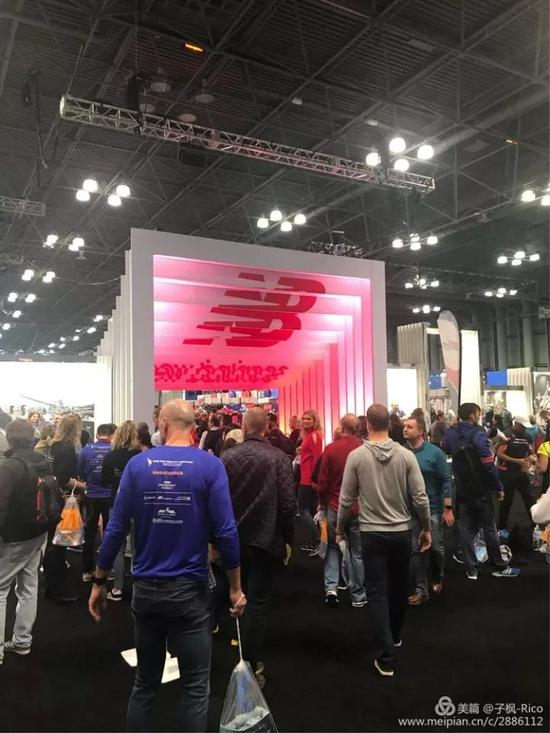 穿过这个主赞助商NewBalance的时空门血拼shopping，正式开启标准三件套。