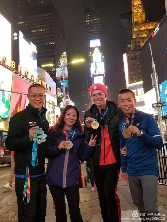 吃饱喝足之后要干嘛？来纽约能不去逛逛时代广场吗？噢耶走起