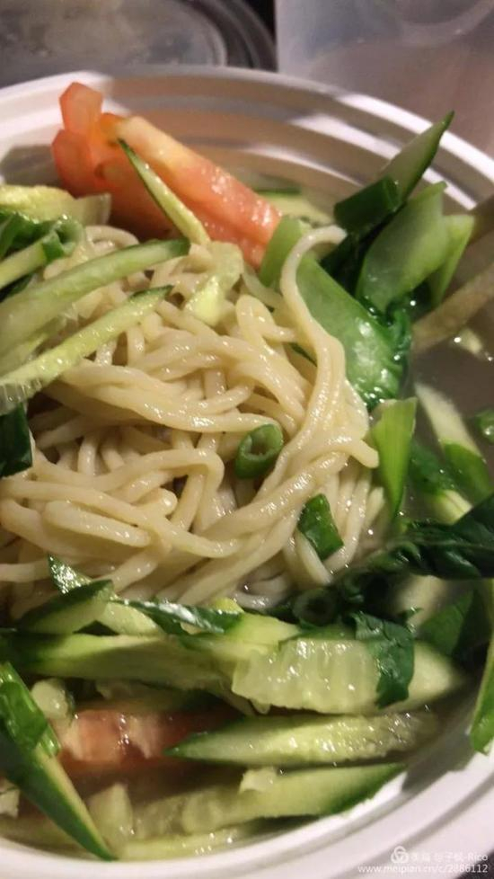 星期六晚餐，轻量loading， 一份外卖的蔬菜拉面，胃口清淡了好多。