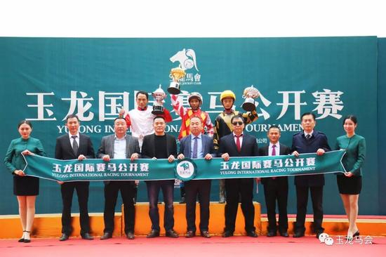 本场比赛颁奖嘉宾为：陕西勇强马术俱乐部董事长 &nbsp;李勇