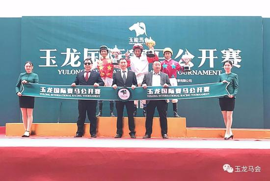 本场比赛颁奖嘉宾为：河北一鸣马术俱乐部董事长 &nbsp;邢兰凯