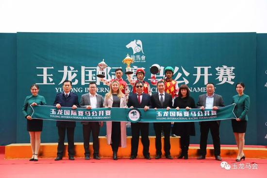 本场比赛颁奖嘉宾为：云南凌骏马术俱乐部董事长 &nbsp;马俊平