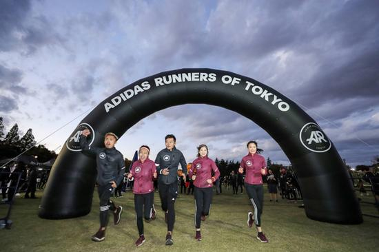 阿迪达斯中国adidas Runners代表队加入8km组别挑战，起点全力出发