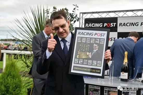 　　▲图/Doncaster Racecourse，岳伯仁拿下第26场一级赛—《赛马邮报》奖杯赛后获得的纪念品