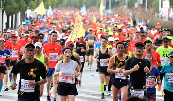 参加马拉松的跑者。视觉中国 图