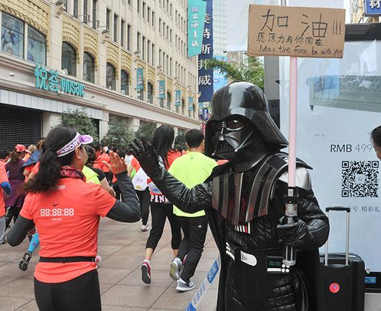 黑武士为跑者加油。视觉中国 图